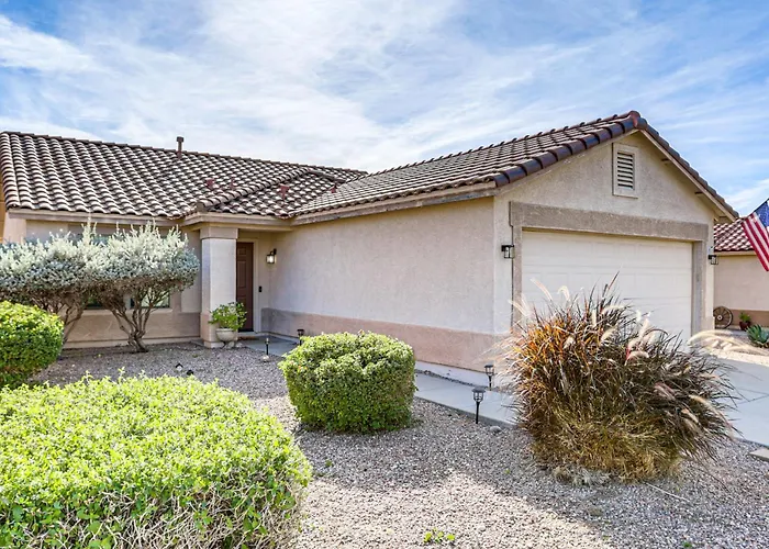 Snowbird Retreat W/ Putting In Area! *