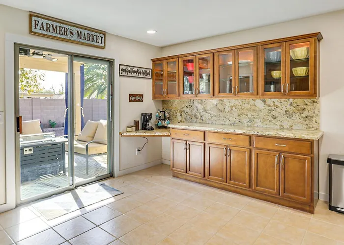 Snowbird Retreat W/ Putting In Area! Holiday home Phoenix