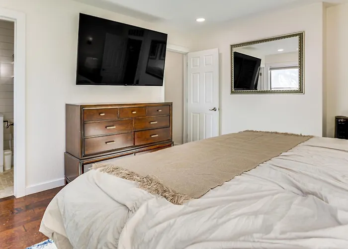 Snowbird Retreat W/ Putting In Area! *